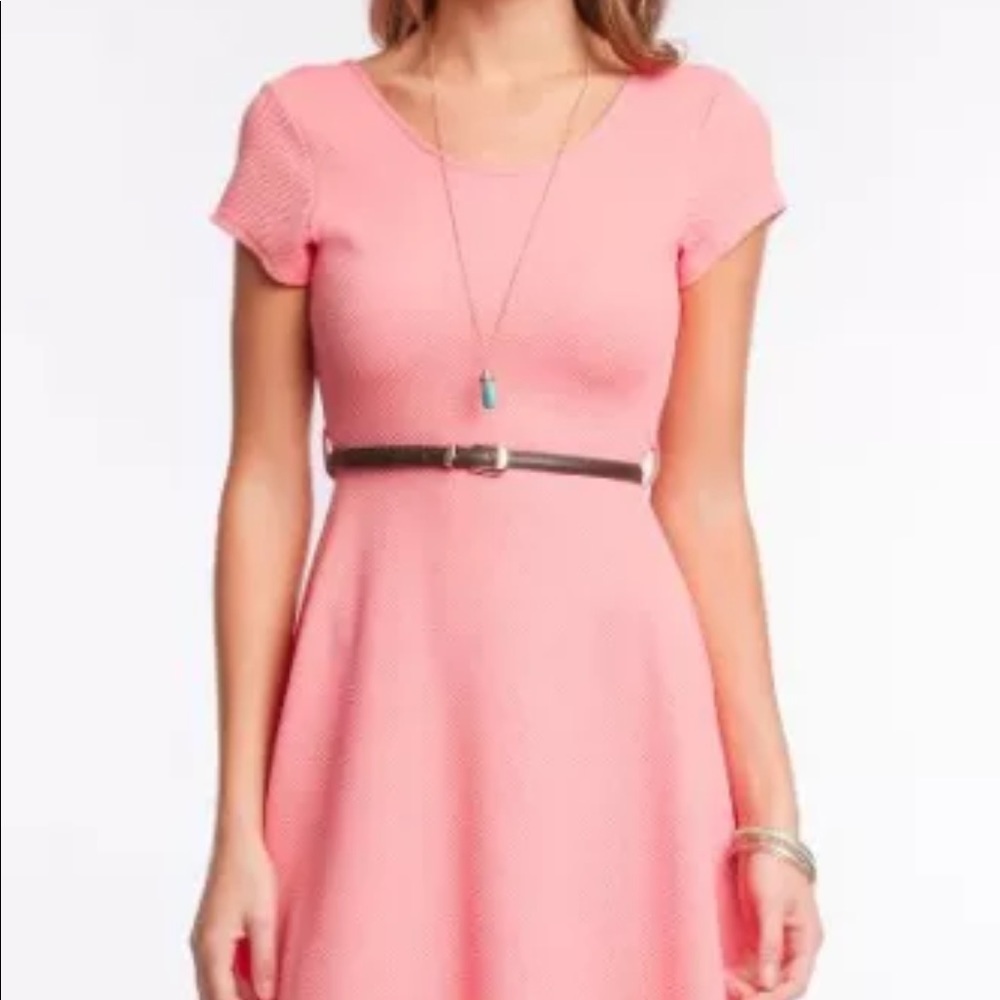 Textured Pink Short Sleeve Dress with Belt - Picture 6 of 7